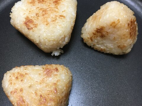 マヨネーズとめんつゆで焼きおにぎり